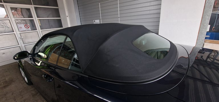 Nachher - Schwarzer Cabrio mit geöffnetem Verdeck